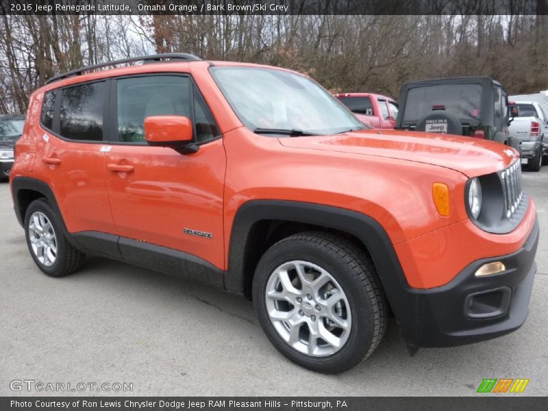 Front 3/4 View of 2016 Renegade Latitude