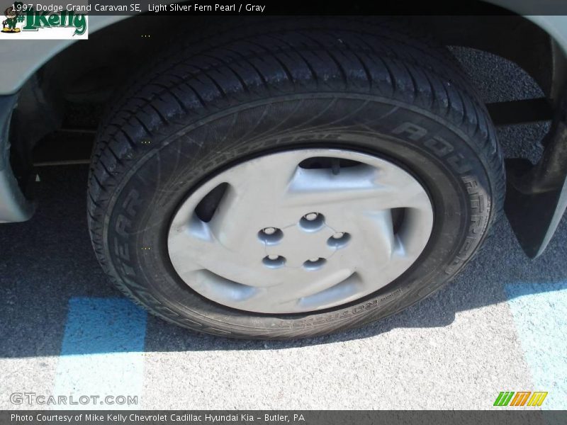 Light Silver Fern Pearl / Gray 1997 Dodge Grand Caravan SE