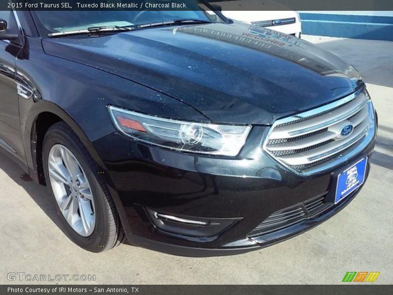 Tuxedo Black Metallic / Charcoal Black 2015 Ford Taurus SEL