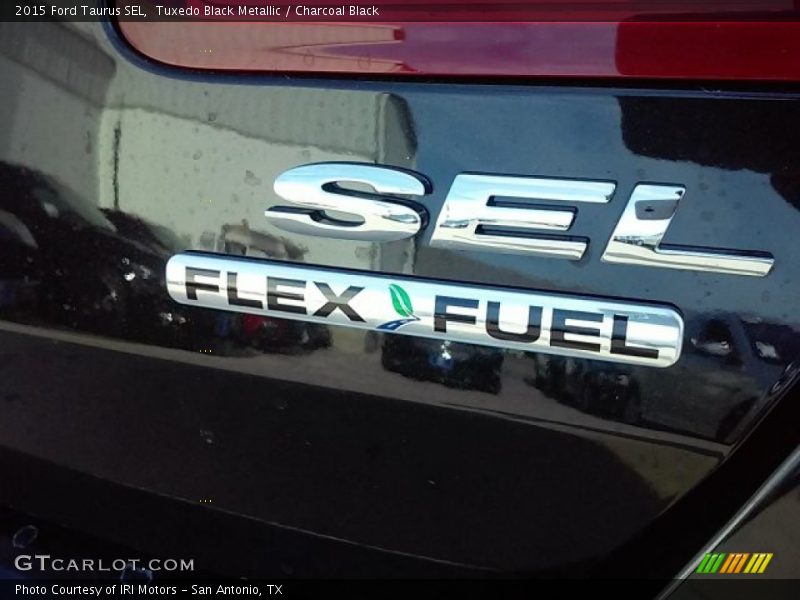Tuxedo Black Metallic / Charcoal Black 2015 Ford Taurus SEL