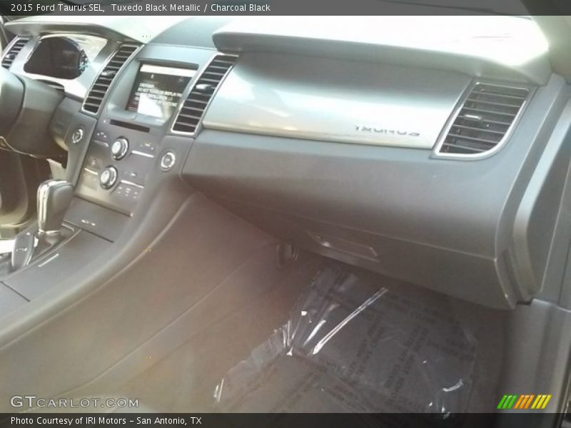 Tuxedo Black Metallic / Charcoal Black 2015 Ford Taurus SEL