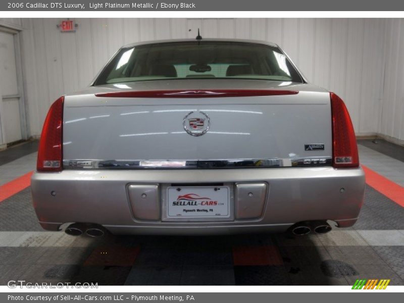Light Platinum Metallic / Ebony Black 2006 Cadillac DTS Luxury