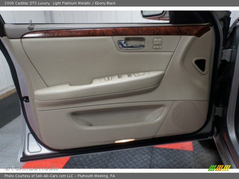 Light Platinum Metallic / Ebony Black 2006 Cadillac DTS Luxury
