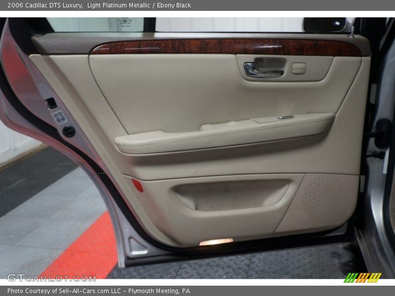 Light Platinum Metallic / Ebony Black 2006 Cadillac DTS Luxury
