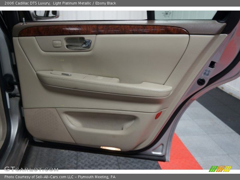 Light Platinum Metallic / Ebony Black 2006 Cadillac DTS Luxury