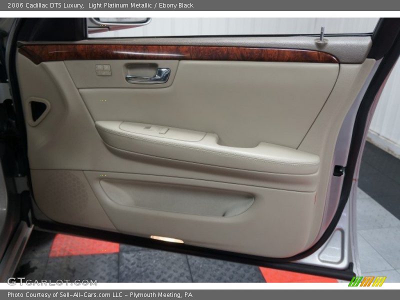 Light Platinum Metallic / Ebony Black 2006 Cadillac DTS Luxury
