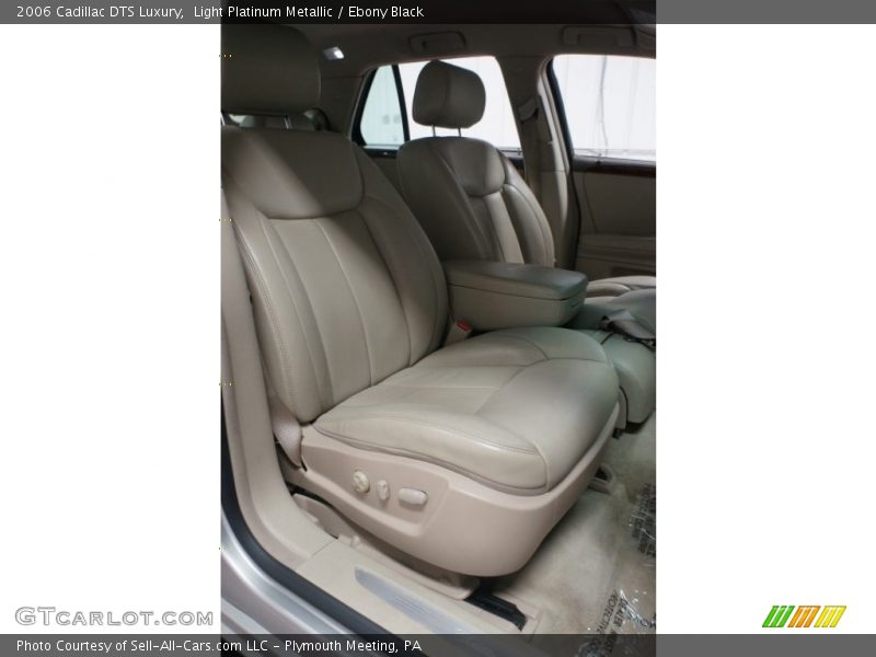 Light Platinum Metallic / Ebony Black 2006 Cadillac DTS Luxury