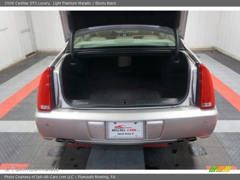 Light Platinum Metallic / Ebony Black 2006 Cadillac DTS Luxury