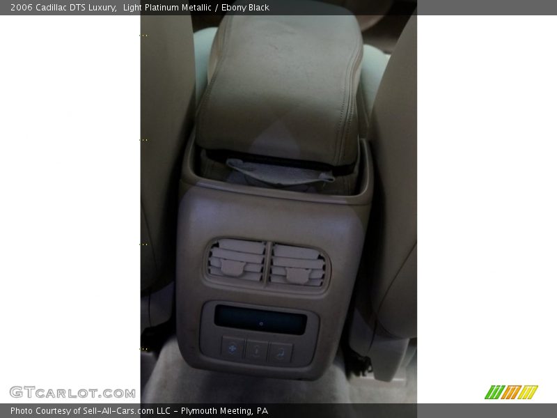 Light Platinum Metallic / Ebony Black 2006 Cadillac DTS Luxury