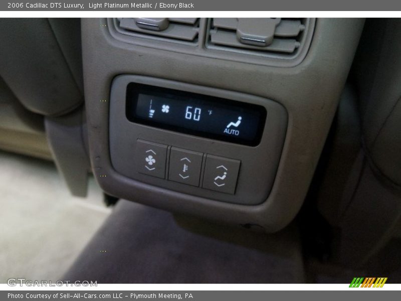 Light Platinum Metallic / Ebony Black 2006 Cadillac DTS Luxury