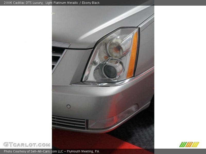 Light Platinum Metallic / Ebony Black 2006 Cadillac DTS Luxury