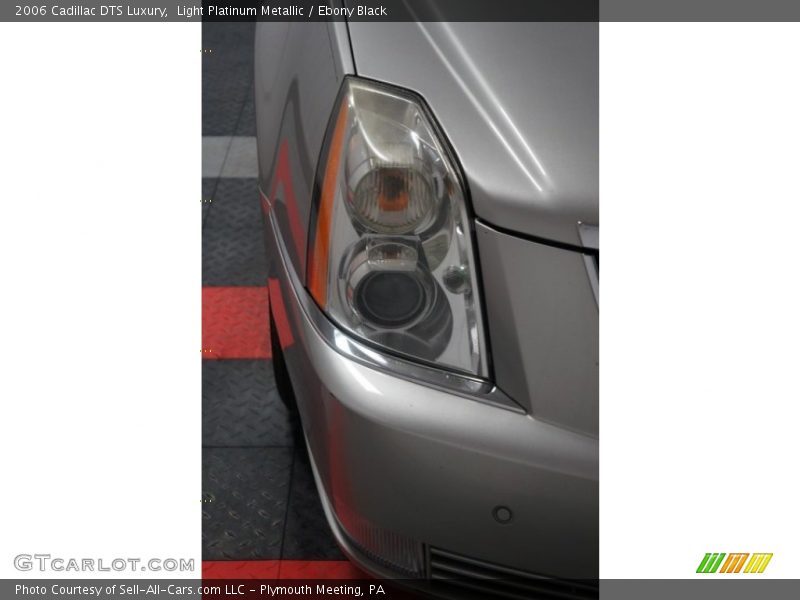 Light Platinum Metallic / Ebony Black 2006 Cadillac DTS Luxury