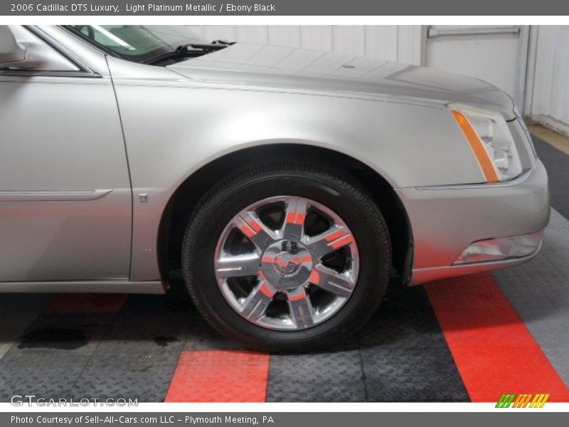 Light Platinum Metallic / Ebony Black 2006 Cadillac DTS Luxury