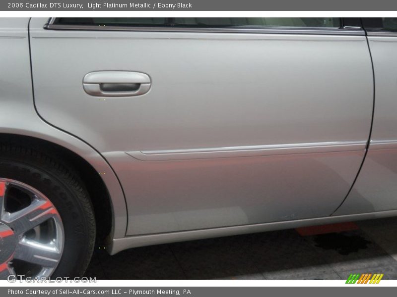 Light Platinum Metallic / Ebony Black 2006 Cadillac DTS Luxury
