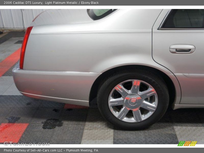 Light Platinum Metallic / Ebony Black 2006 Cadillac DTS Luxury