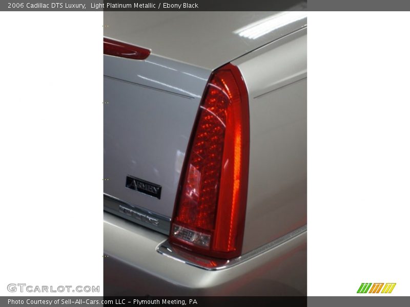 Light Platinum Metallic / Ebony Black 2006 Cadillac DTS Luxury