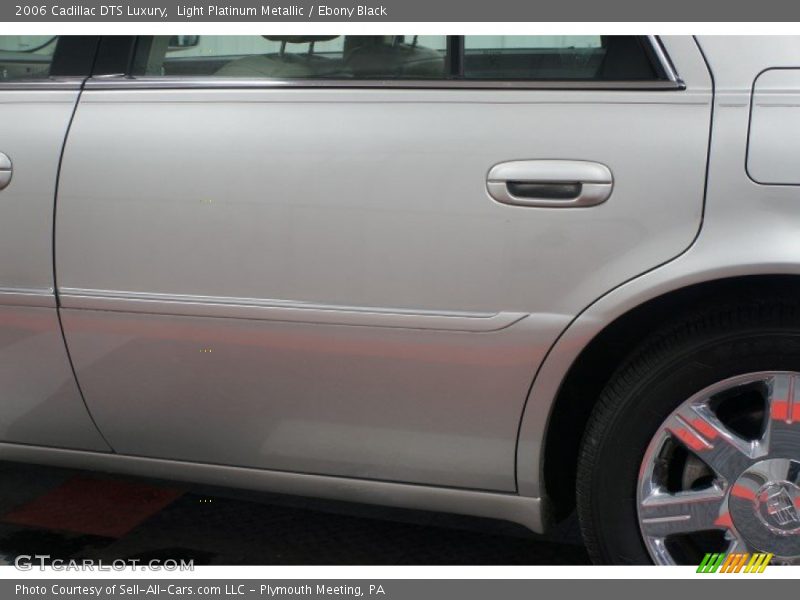 Light Platinum Metallic / Ebony Black 2006 Cadillac DTS Luxury