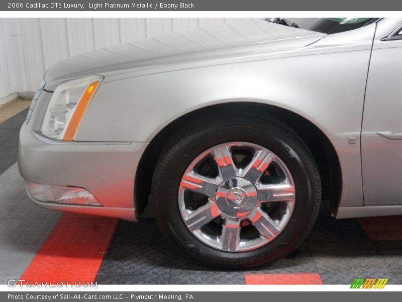 Light Platinum Metallic / Ebony Black 2006 Cadillac DTS Luxury