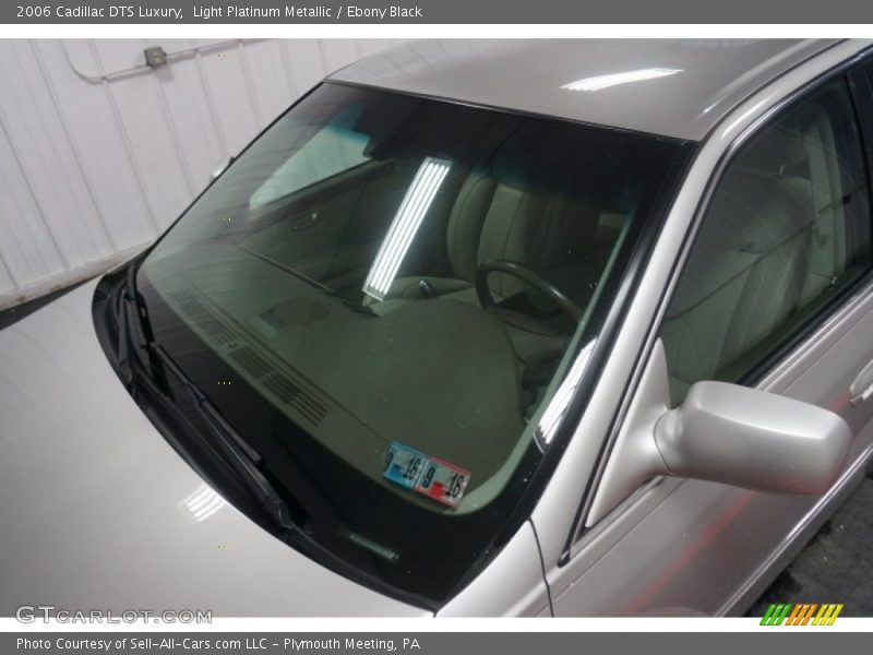 Light Platinum Metallic / Ebony Black 2006 Cadillac DTS Luxury
