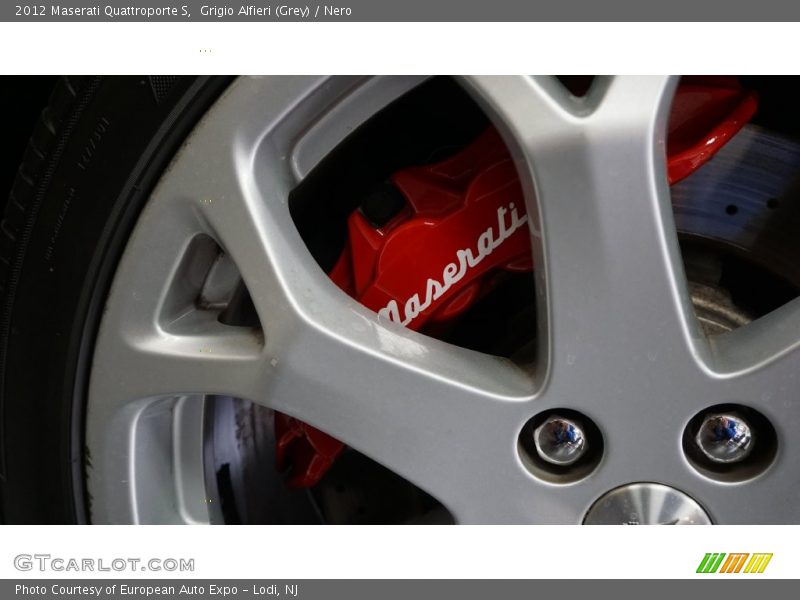 Grigio Alfieri (Grey) / Nero 2012 Maserati Quattroporte S