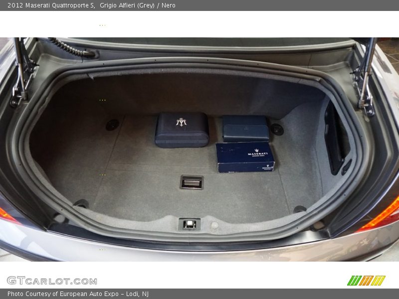 Grigio Alfieri (Grey) / Nero 2012 Maserati Quattroporte S
