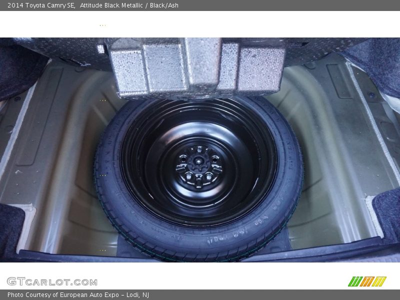 Attitude Black Metallic / Black/Ash 2014 Toyota Camry SE