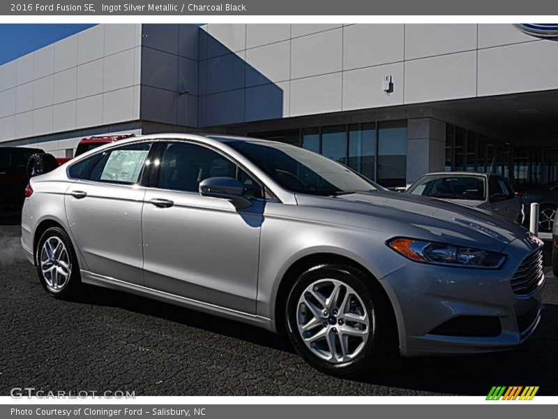 Ingot Silver Metallic / Charcoal Black 2016 Ford Fusion SE