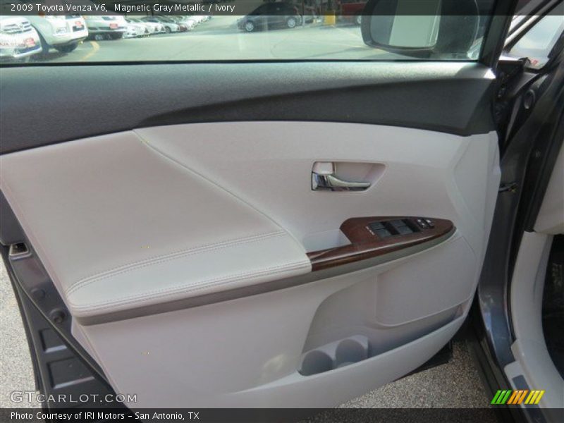 Magnetic Gray Metallic / Ivory 2009 Toyota Venza V6