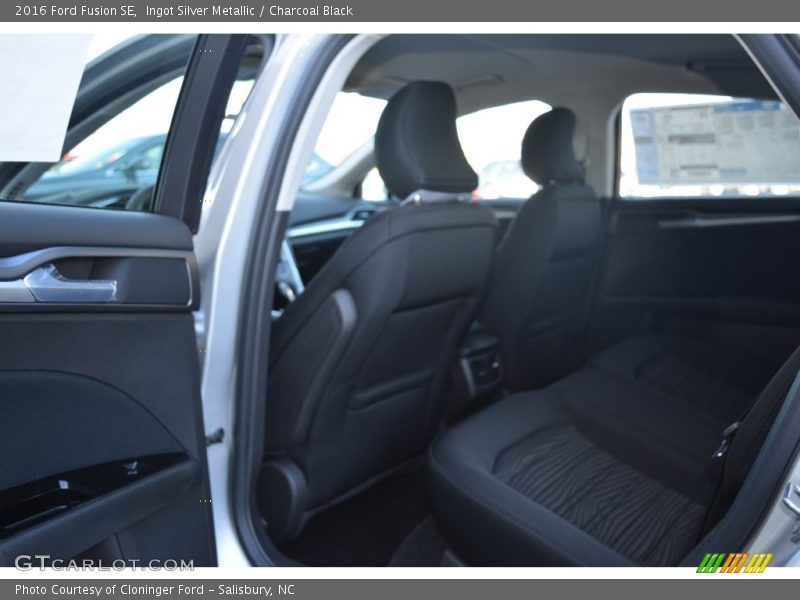 Ingot Silver Metallic / Charcoal Black 2016 Ford Fusion SE