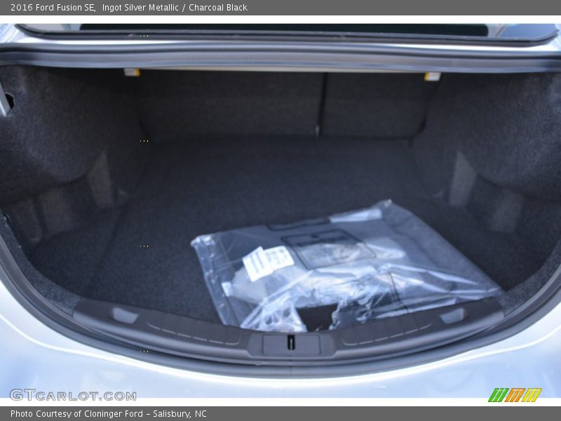 Ingot Silver Metallic / Charcoal Black 2016 Ford Fusion SE