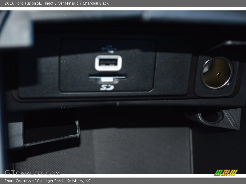 Ingot Silver Metallic / Charcoal Black 2016 Ford Fusion SE