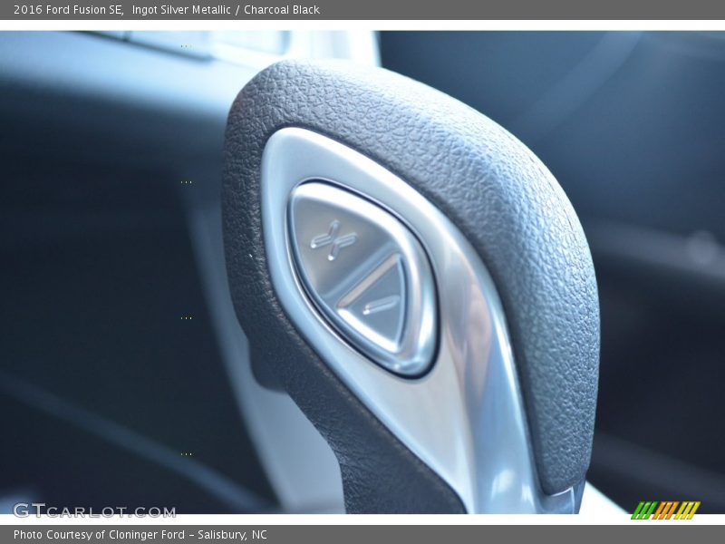 Ingot Silver Metallic / Charcoal Black 2016 Ford Fusion SE