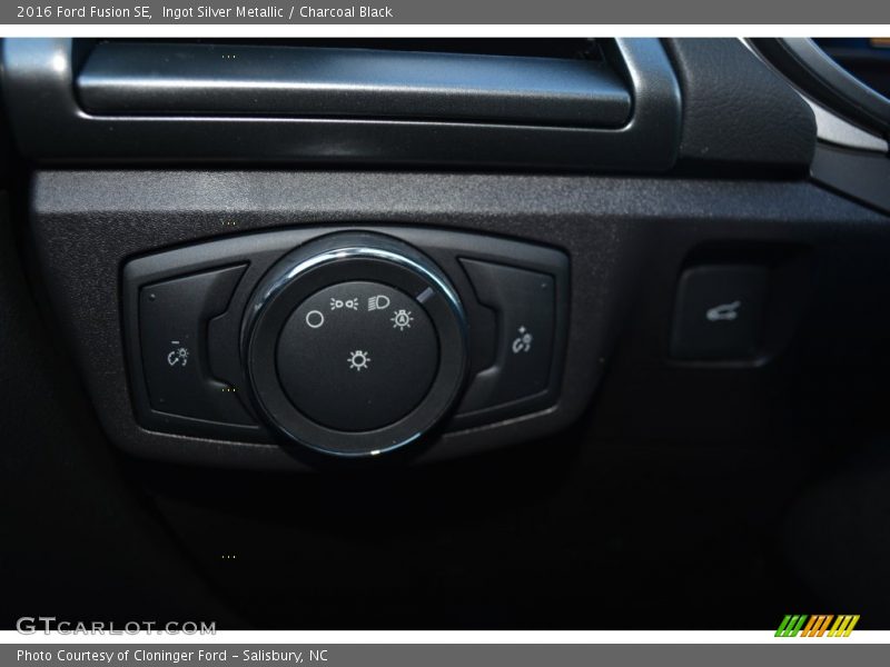 Ingot Silver Metallic / Charcoal Black 2016 Ford Fusion SE
