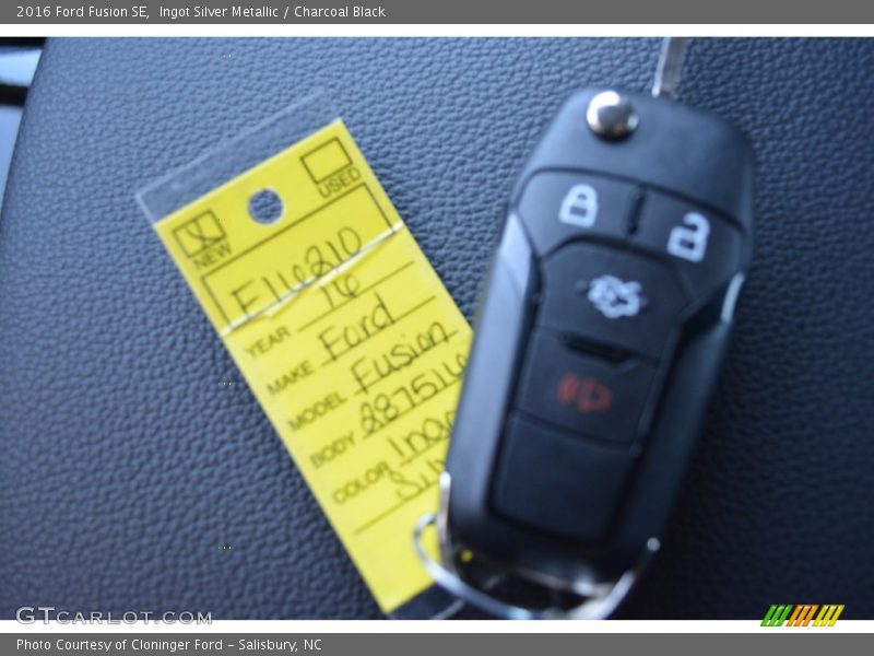 Ingot Silver Metallic / Charcoal Black 2016 Ford Fusion SE
