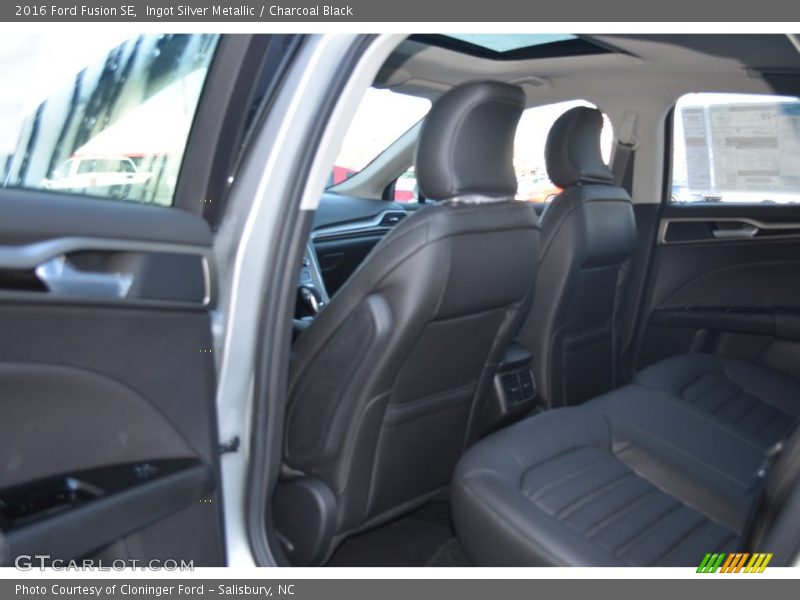 Ingot Silver Metallic / Charcoal Black 2016 Ford Fusion SE