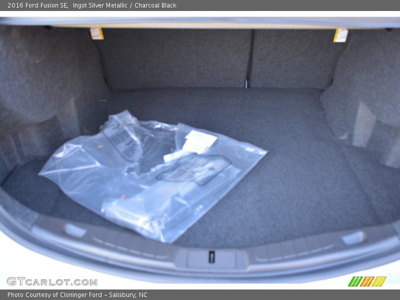 Ingot Silver Metallic / Charcoal Black 2016 Ford Fusion SE