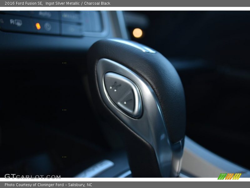 Ingot Silver Metallic / Charcoal Black 2016 Ford Fusion SE
