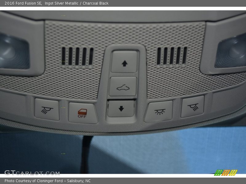 Ingot Silver Metallic / Charcoal Black 2016 Ford Fusion SE