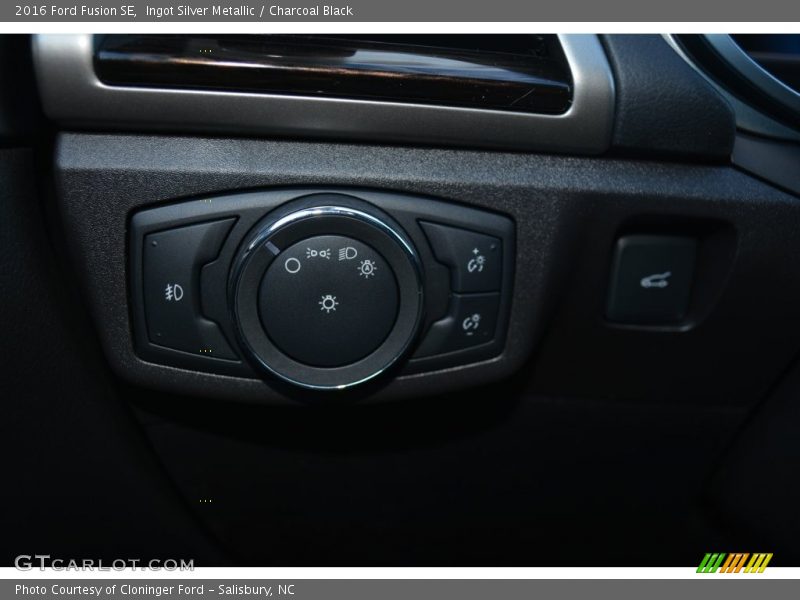 Ingot Silver Metallic / Charcoal Black 2016 Ford Fusion SE