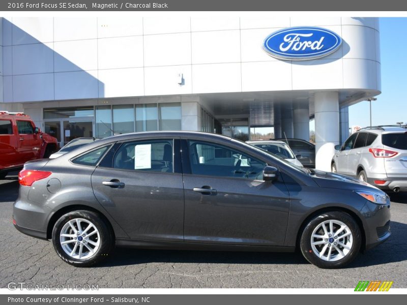 Magnetic / Charcoal Black 2016 Ford Focus SE Sedan