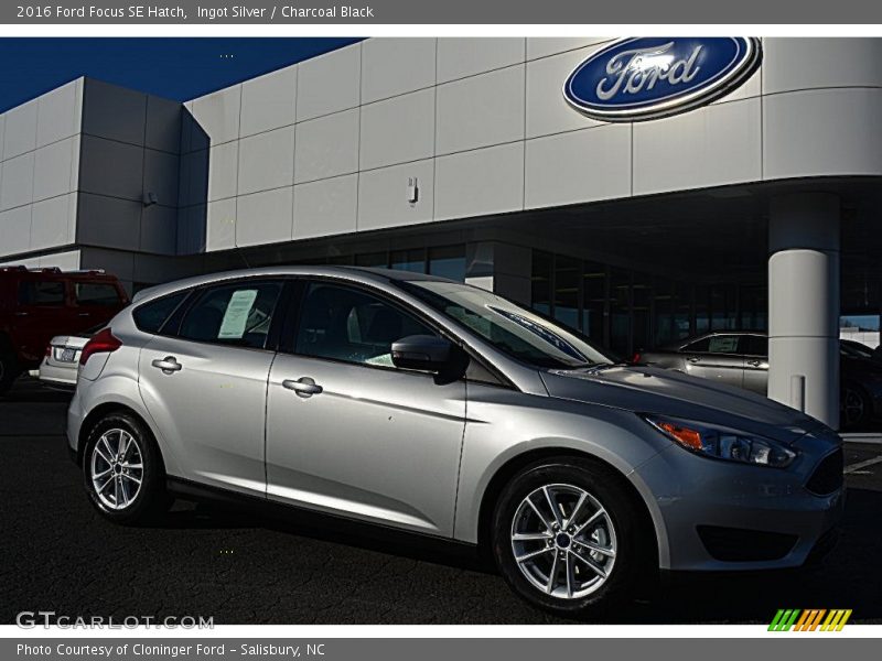 Ingot Silver / Charcoal Black 2016 Ford Focus SE Hatch