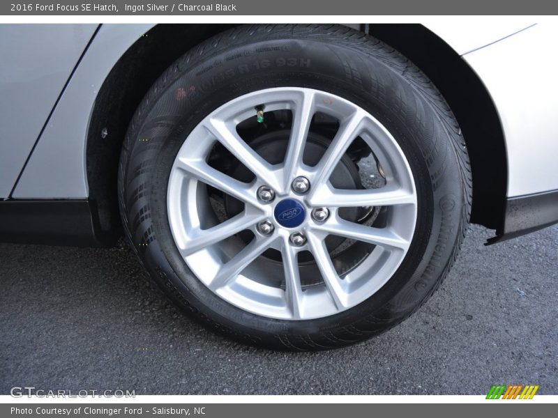Ingot Silver / Charcoal Black 2016 Ford Focus SE Hatch