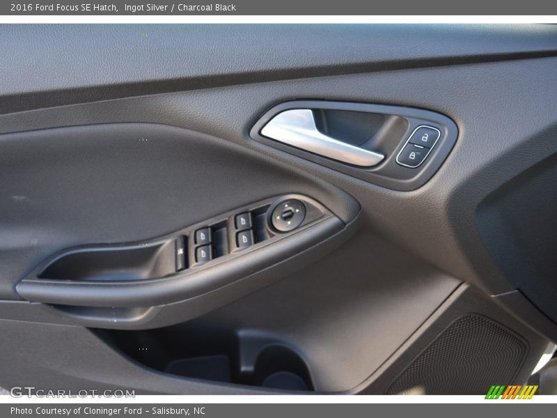 Ingot Silver / Charcoal Black 2016 Ford Focus SE Hatch