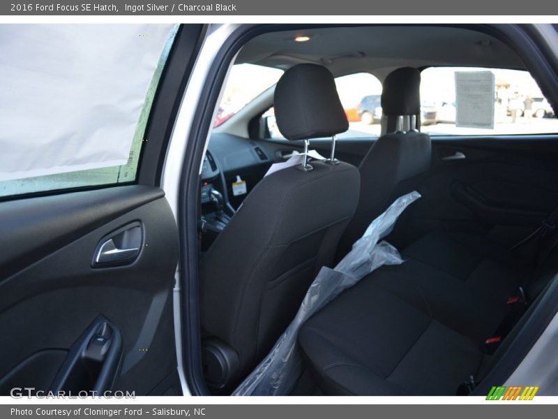 Ingot Silver / Charcoal Black 2016 Ford Focus SE Hatch