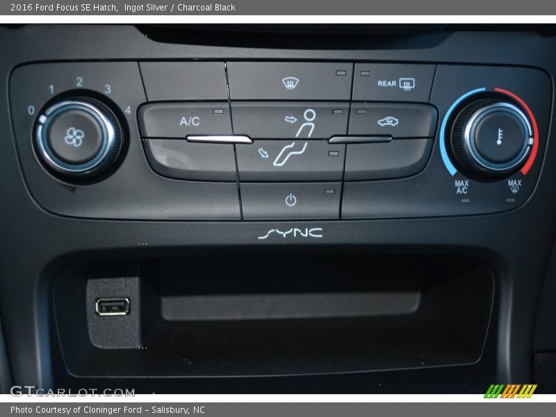 Ingot Silver / Charcoal Black 2016 Ford Focus SE Hatch