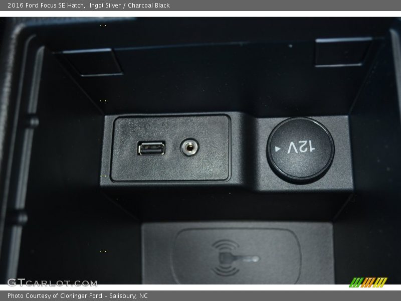 Ingot Silver / Charcoal Black 2016 Ford Focus SE Hatch