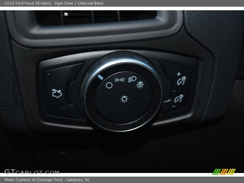 Ingot Silver / Charcoal Black 2016 Ford Focus SE Hatch
