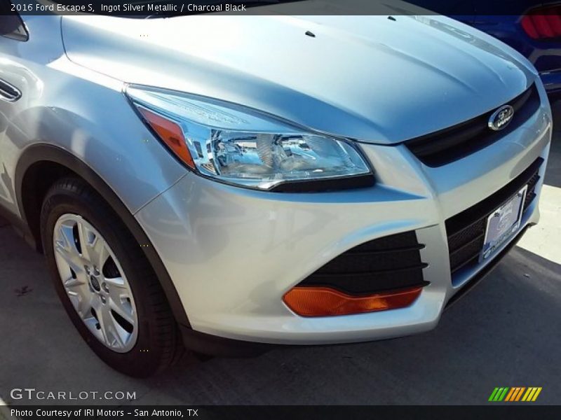 Ingot Silver Metallic / Charcoal Black 2016 Ford Escape S