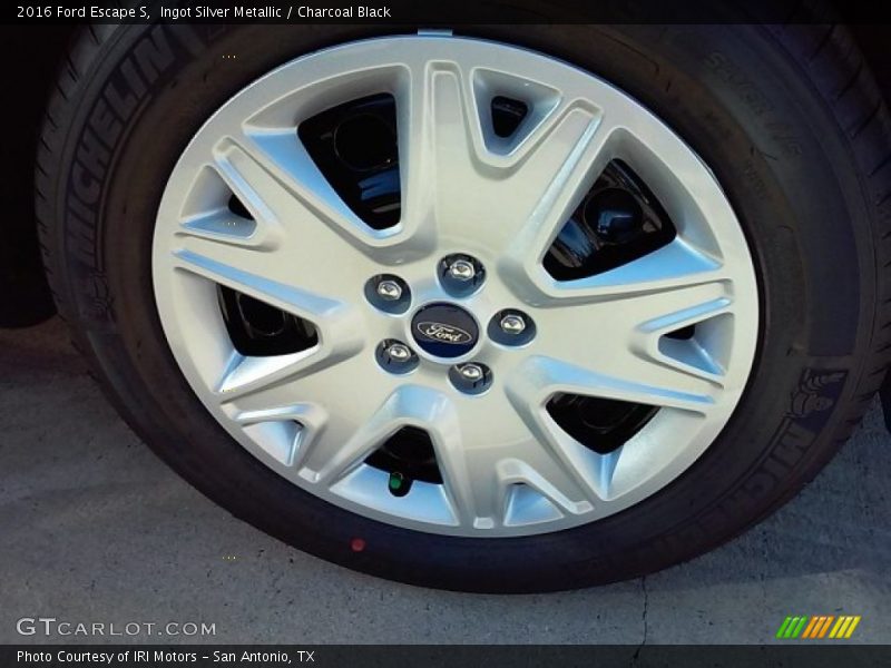 Ingot Silver Metallic / Charcoal Black 2016 Ford Escape S