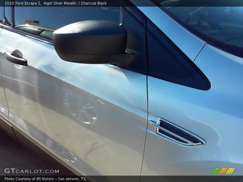 Ingot Silver Metallic / Charcoal Black 2016 Ford Escape S